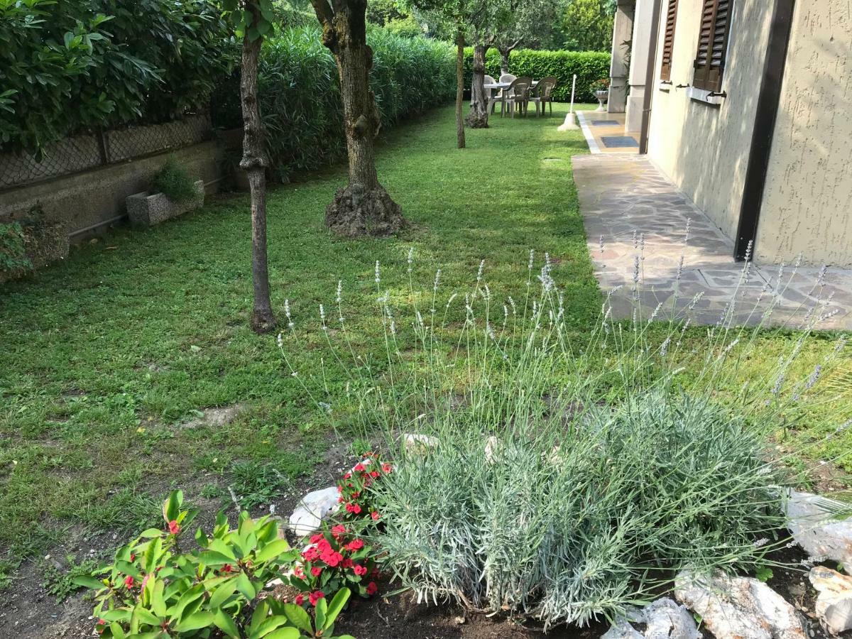 Casa Mary Due - Trilocale Con Giardino Privato A Due Passi Dal Lago Sirmione Exterior foto