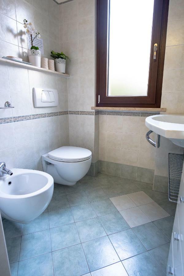 Casa Mary Due - Trilocale Con Giardino Privato A Due Passi Dal Lago Sirmione Exterior foto